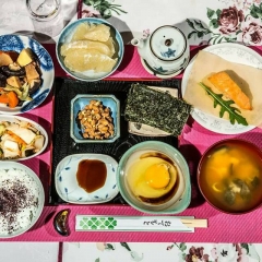 Tradycyjne japońskie śniadanie: nimono, surówka japońska, ryż z ziołami, natto, nori, surowe jajko ekologiczne z sosem sojowym, zupa miso, pieczony łosoś, owoce