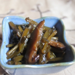 Łodyga podbiału z shitake i kombu gotowane w sosie japońskim