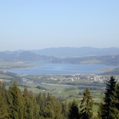 Widok z Villi AKIKO na Jezioro Czorsztyńskie
